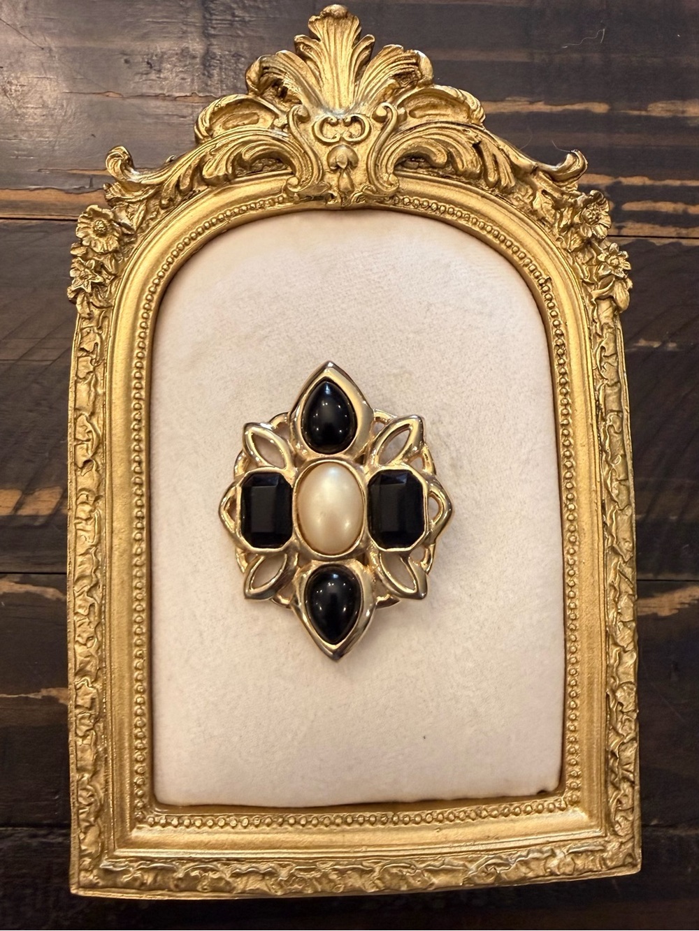 Vintage Signed GINNIE JOHANSEN Black‎ & White Sim Pearl Cabochon Gold Plate Pin